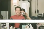 Tom Holland dan Zendaya Jalani Hobi Merajut Bersama di Rumah