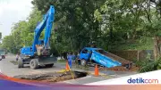 Truk Dinas SDA Terperosok Saat Angkut Puing Jalan Amblas di Lenteng Agung