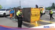 Truk Muatan Telur Terguling di Tol Jagorawi Akibat Pecah Ban