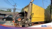 Truk Oleng Tabrak Tiang Listrik dan Motor di Bogor, Ringsek Parah