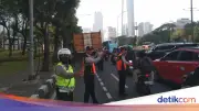 Truk Pecah Ban di Gatot Subroto Arah Kuningan, Lalin Macet Parah