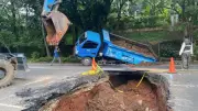 Truk Sudin SDA Jaksel Terperosok di Jalan Amblas Lenteng Agung