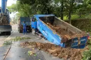 Truk Sudin SDA Terperosok di Jalan Amblas Lenteng Agung Jakarta