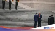 Trump dan Xi Jinping Bertemu di Beijing, Diawali Jabat Tangan