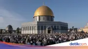 Umat Muslim Palestina Salat Idul Adha di Masjid Al-Aqsa di Tengah Pelanggaran Gencatan Senjata