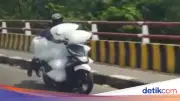 Viral Pemotor di Bogor Angkut Es Batu 'Terbang' Bak Superman