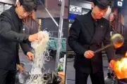 Viral, Pemuda China Jual Nasi Goreng Pakai Jas Dapat Omzet Rp129 Juta per Bulan