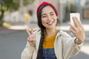 Waspada! Pose Peace Saat Selfie Bisa Bocorkan Sidik Jari Anda