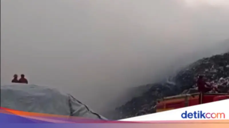 15 Warga Terdampak Asap Kebakaran TPA Jatiwaringin Dievakuasi