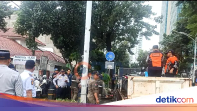 8 Motor dan 1 Mobil Parkir Liar di Senopati Diangkut Dishub Jaksel