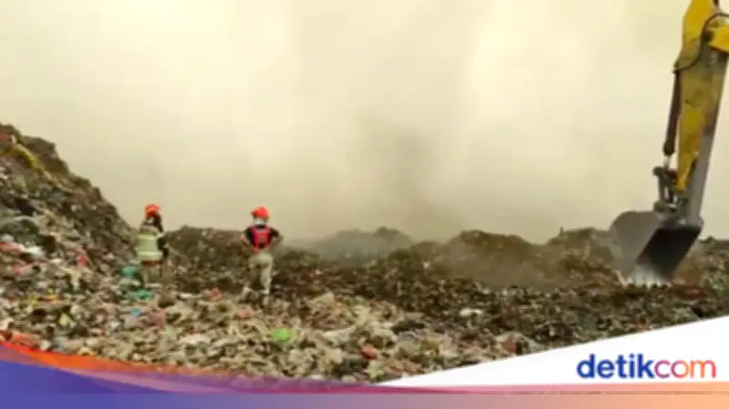 BNPB Kerahkan Helikopter Water Bombing dan Modifikasi Cuaca untuk Padamkan Kebakaran TPA Jatiwaringin