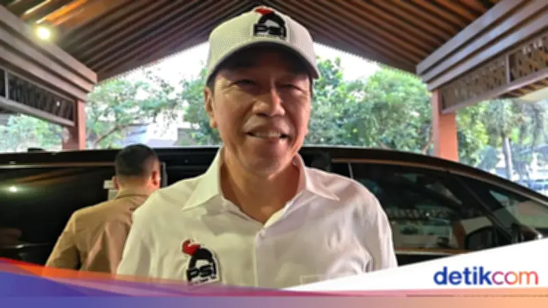Jokowi Kenakan Kemeja dan Topi Logo PSI saat Terbang ke Lampung
