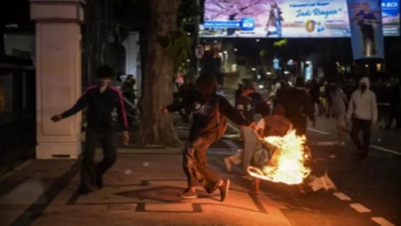 KontraS Temukan Dugaan Massa Bayaran Picu Kericuhan Demo Surabaya