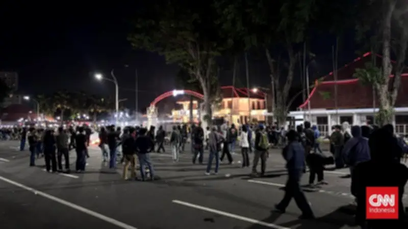 Polisi Tangkap Belasan Demonstran dalam Aksi #IndonesiaSekarat di Surabaya