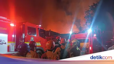 35 Mobil dan 165 Personel Damkar Atasi Kebakaran di Kemayoran