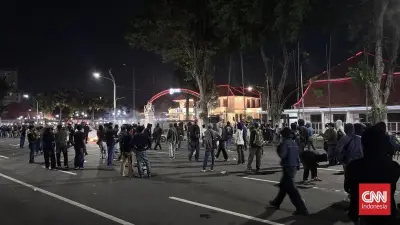 Aksi Masyarakat Sipil di Surabaya Digelar hingga Malam, Polisi Bubarkan Massa