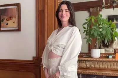 Anne Hathaway Umumkan Kehamilan Anak Ketiga di Usia 43 Tahun