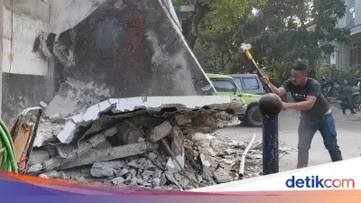 Asal-usul Garasi di Atas Trotoar Bandung yang Kini Dibongkar