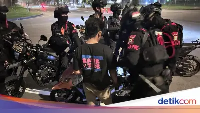 Brimob Polda Metro Bubarkan Balap Liar di Bekasi, 2 Remaja Ditangkap