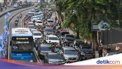 Bus TransJ Tabrak Separator Busway di MT Haryono, Tak Ada Penumpang
