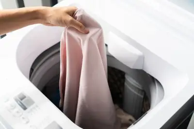 Cara Hilangkan Bau Apak di Pakaian Setelah Liburan