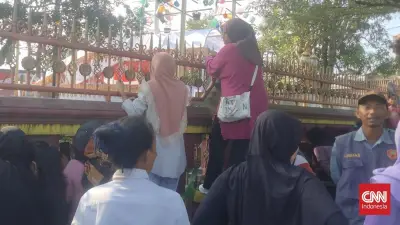 Emak-Emak Lampung Rela Berdesakan demi Lihat Jokowi dari Dekat
