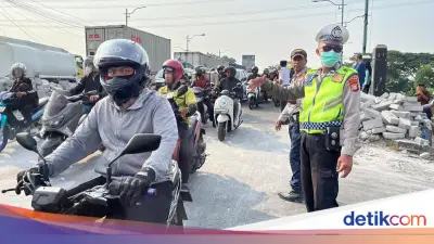 Evakuasi Truk Terguling di BKT Cakung Selesai, Lalu Lintas Normal Kembali