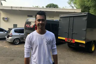 Eza Gionino Pukul Robby Tremonti di Konferensi Pers Tinju