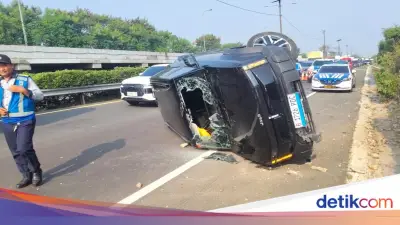 Gagal Nyalip, Jip Listrik Chery Terguling di Tol Soetta