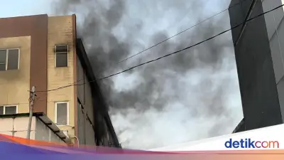 Gudang di Kalideres Terbakar, Asap Hitam Membumbung Tinggi