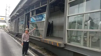 Halte TransJakarta Tebet Eco Park Ditabrak Truk, Pelaku Kabur