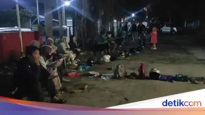 Helm dan Botol Antre Daftar SD di Sukabumi, Orang Tua Rela Subuh-subuh