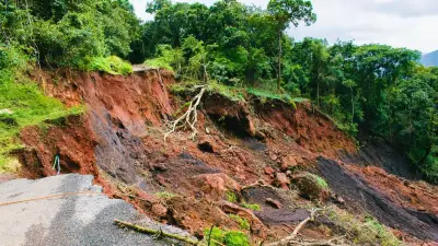 Jalan Provinsi di Agam Amblas, Akses ke Bukittinggi Terputus Total