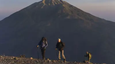 Jalur Pendakian Gunung Merapi Masih Ditutup, Status Siaga