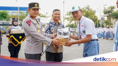 Kapolda Jateng Bagikan 1.000 Pasang Sepatu Gratis ke Pelajar di Sukoharjo