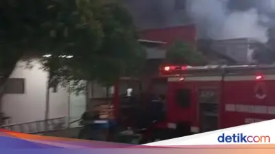 Kebakaran Pabrik Sandal di Tangerang 9 Jam Belum Padam, 95 Personel Dikerahkan
