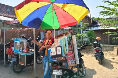 Kisah Arifin, Penjual Es Krim Keliling yang Viral dengan Sapaan Ramah
