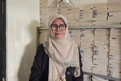 Kisah Bu Ijah: Guru Honorer 31 Tahun Gaji Rp 414.000 Viral di TikTok