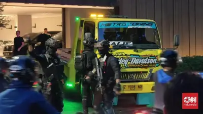 KPK Geledah Rumah Eks Wamen Silmy Karim, 2 Mobil Towing Angkut Motor