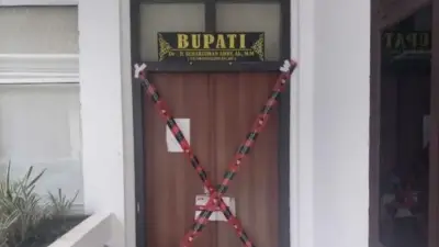 KPK Segel Ruang Kerja Bupati Kuantan Singingi dan Sejumlah Pejabat