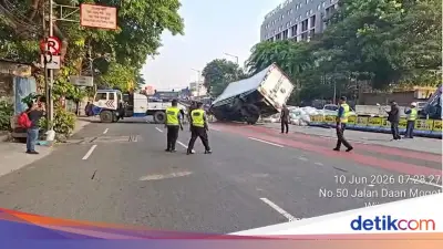Kronologi Mobil Boks Muatan Biji Plastik Terguling di Jakbar, Muatan Berserakan