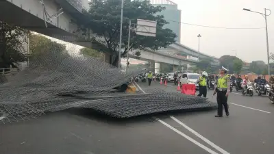 Kronologi Truk Terguling di Tomang, 30 Ton Besi Berhamburan Tutup Akses Tol