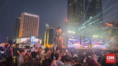Makin Malam, Makin Padat: Ribuan Warga Padati Bundaran HI di Puncak HUT ke-499 DKI Jakarta