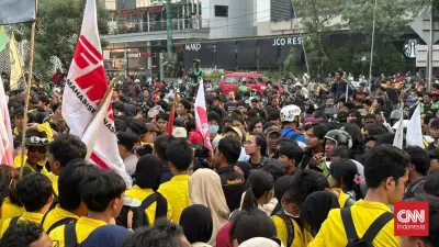 Massa Mahasiswa di Jakarta Bubar, Long March Menuju Semanggi