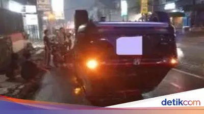 Mobil Honda HR-V Terguling di Bogor Usai Tabrak Pembatas Jalan