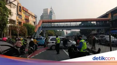 Mobil Tabrak Pagar Pembatas Jalan di Pasar Senen Jakpus, Evakuasi Berlangsung