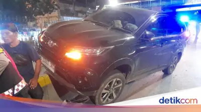 Mobil Tabrak Separator Transjakarta di Depan Terminal Pasar Senen