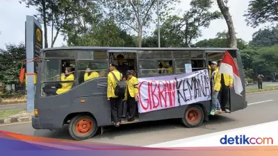 Naik Angkot dan Bus, Mahasiswa UI Berangkat Demo ke Bundaran HI