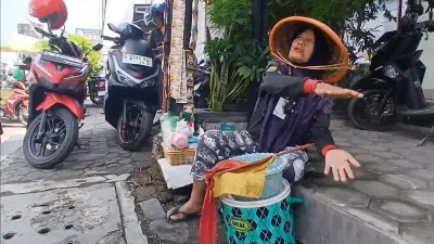Nenek Jukir di Brebes Gagalkan Pencurian Rp3,6 M, Dapat Hadiah Umrah