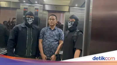 Oknum Polisi 'Sniper' Kampung Narkoba Samarinda Tiba di Bareskrim, Diborgol